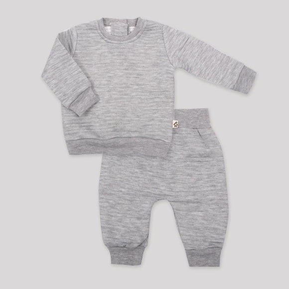 NWT Snugabye light grey quilted 2 piece set - Picture 1 of 2